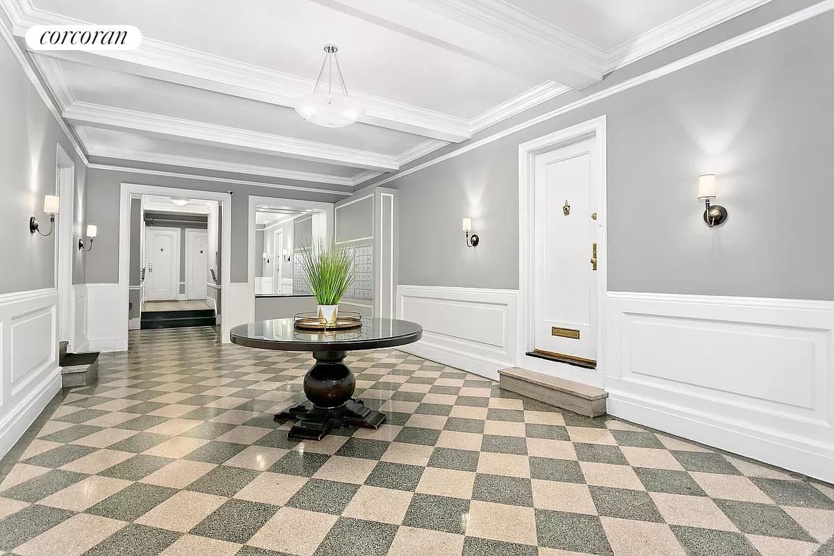 18 West 70th Street 3F, Lincoln Square, Upper West Side, NYC - 1 Bedrooms  
1 Bathrooms  
3 Rooms - 