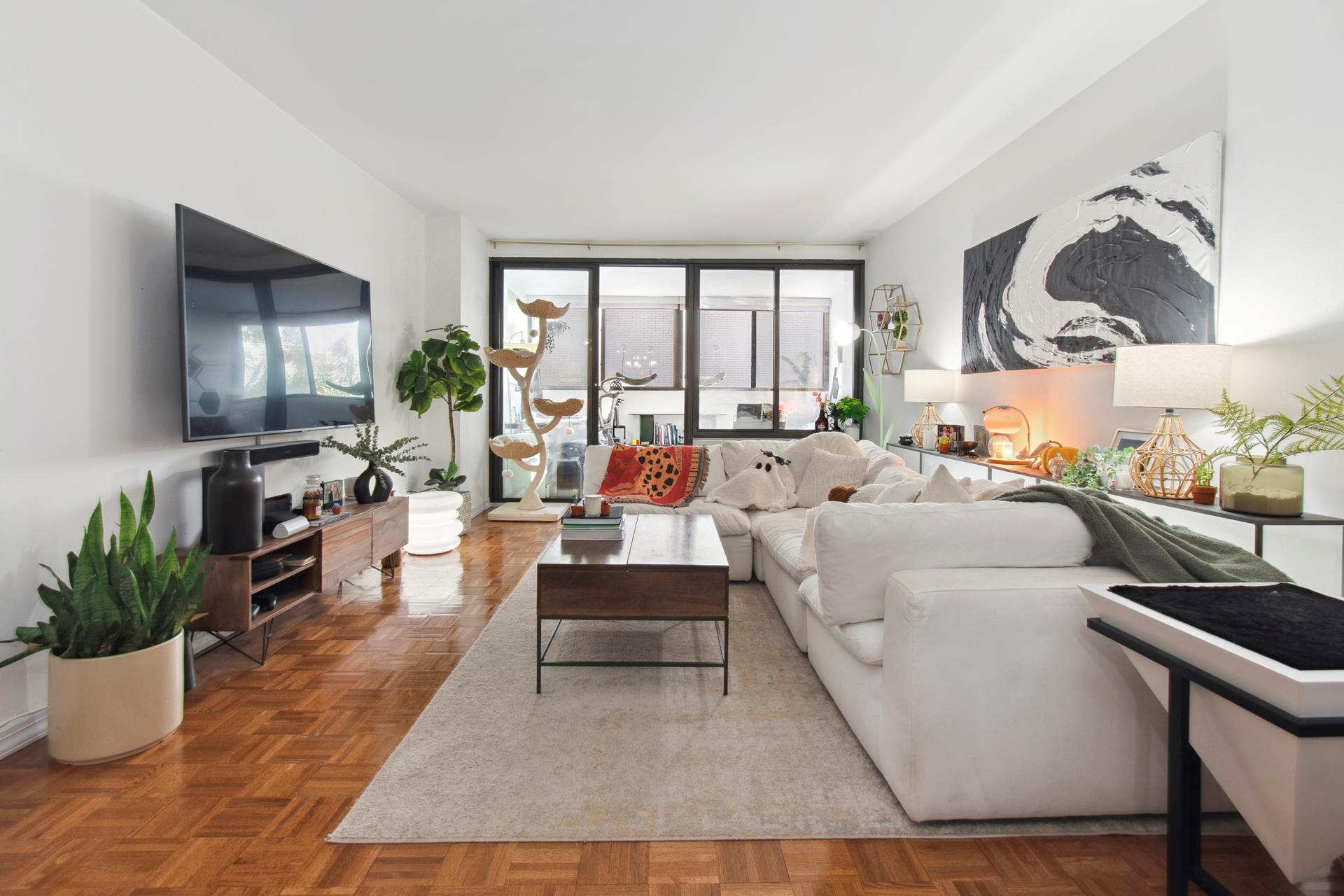 142 East 16th Street 5A, Gramercy Park, Downtown, NYC - 1 Bedrooms  
1 Bathrooms  
3 Rooms - 