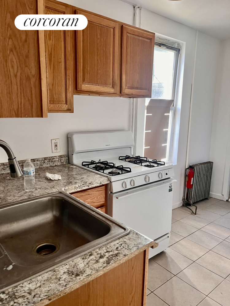 1169 East 178th Street 1, West Farms, Bronx, New York - 3 Bedrooms  
1 Bathrooms  
6 Rooms - 