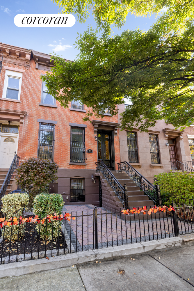 165 Stuyvesant Avenue, Stuyvesant Heights, Downtown, NYC - 5 Bedrooms  
2.5 Bathrooms  
8 Rooms - 