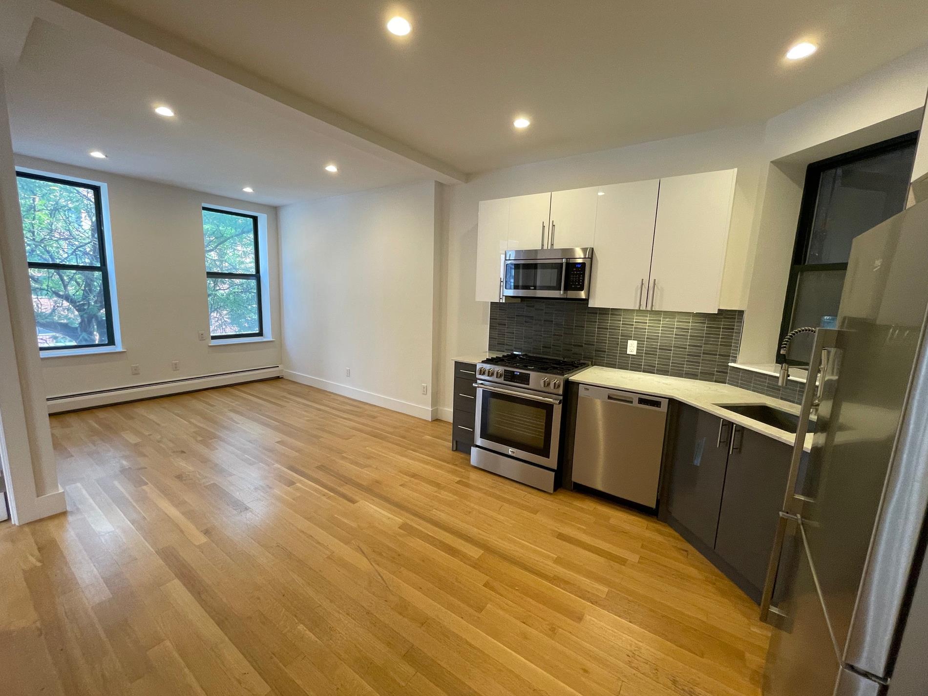 300 West 112th Street 2-C, West Harlem, Upper Manhattan, NYC - 3 Bedrooms  
1 Bathrooms  
4 Rooms - 