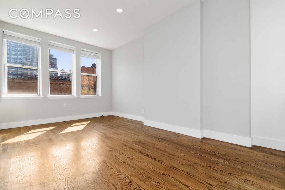 304 Bleecker Street 2, West Village, Downtown, NYC - 2 Bedrooms  
2 Bathrooms  
6 Rooms - 