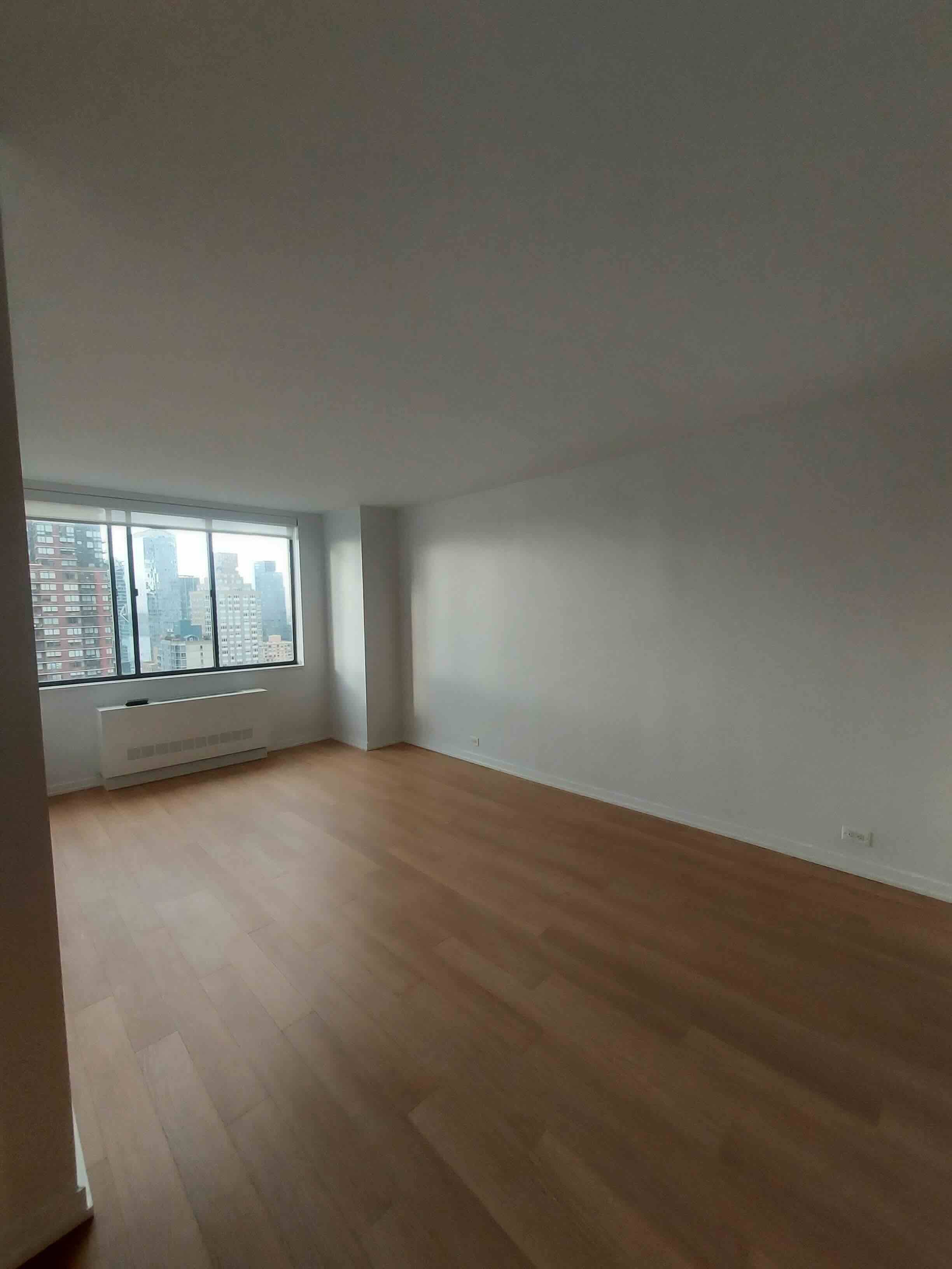 Photo 1 of 124 West 60th Street 19G, Upper West Side, NYC, $4,650, Web #: 1093698445