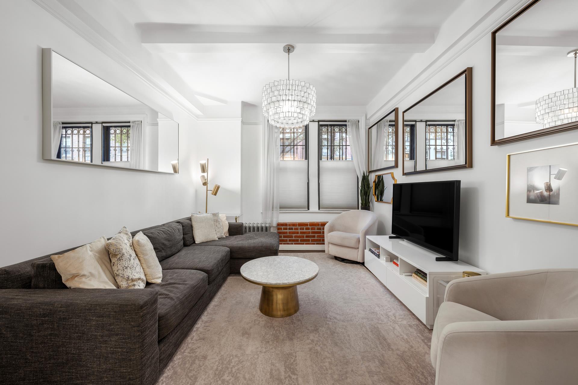 24 West 69th Street 1A, Lincoln Square, Upper West Side, NYC - 3 Bedrooms  
2 Bathrooms  
7 Rooms - 