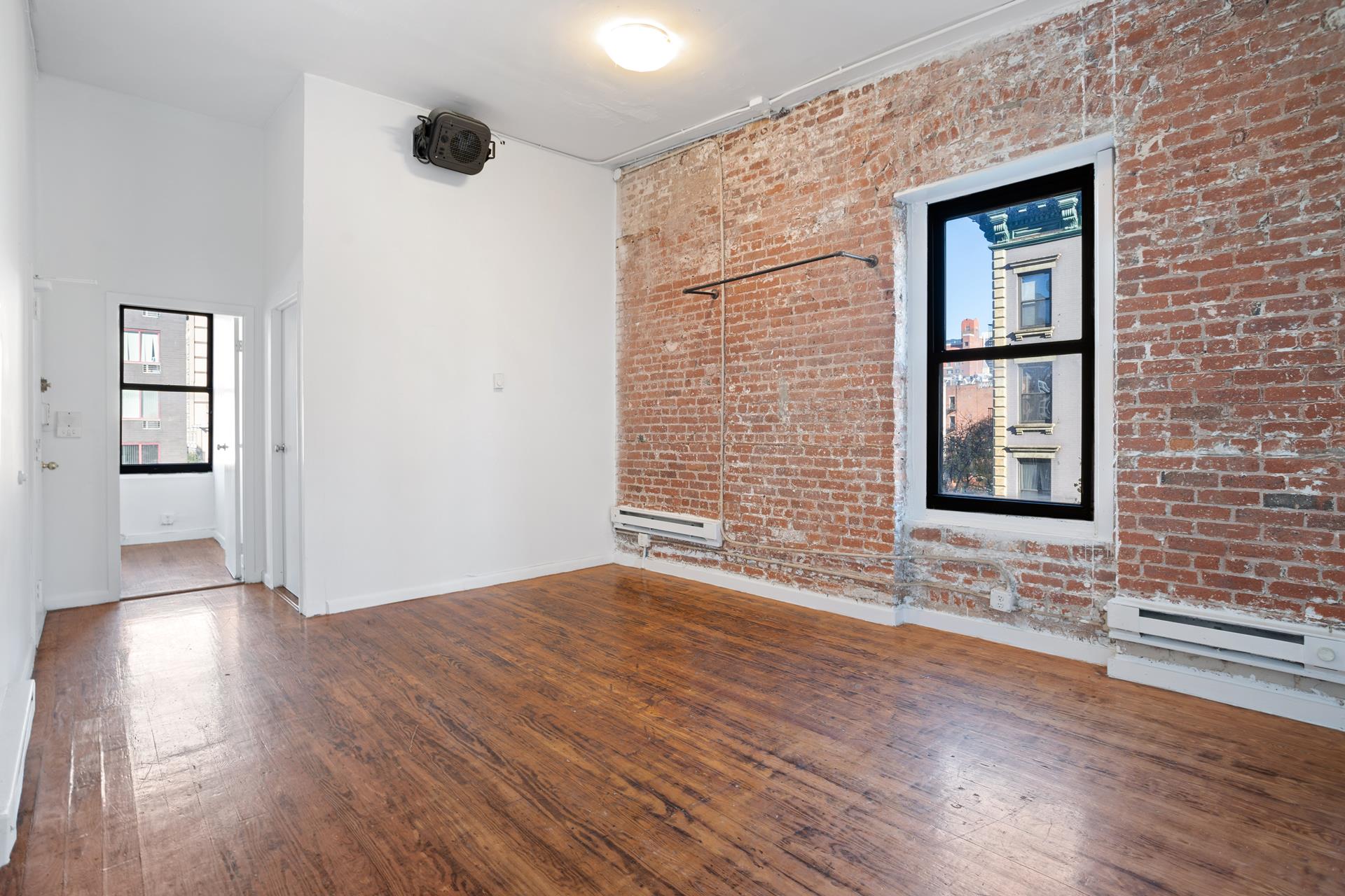 460 West 46th Street 3, Hells Kitchen, Midtown West, NYC - 3 Bedrooms  
2 Bathrooms  
5 Rooms - 