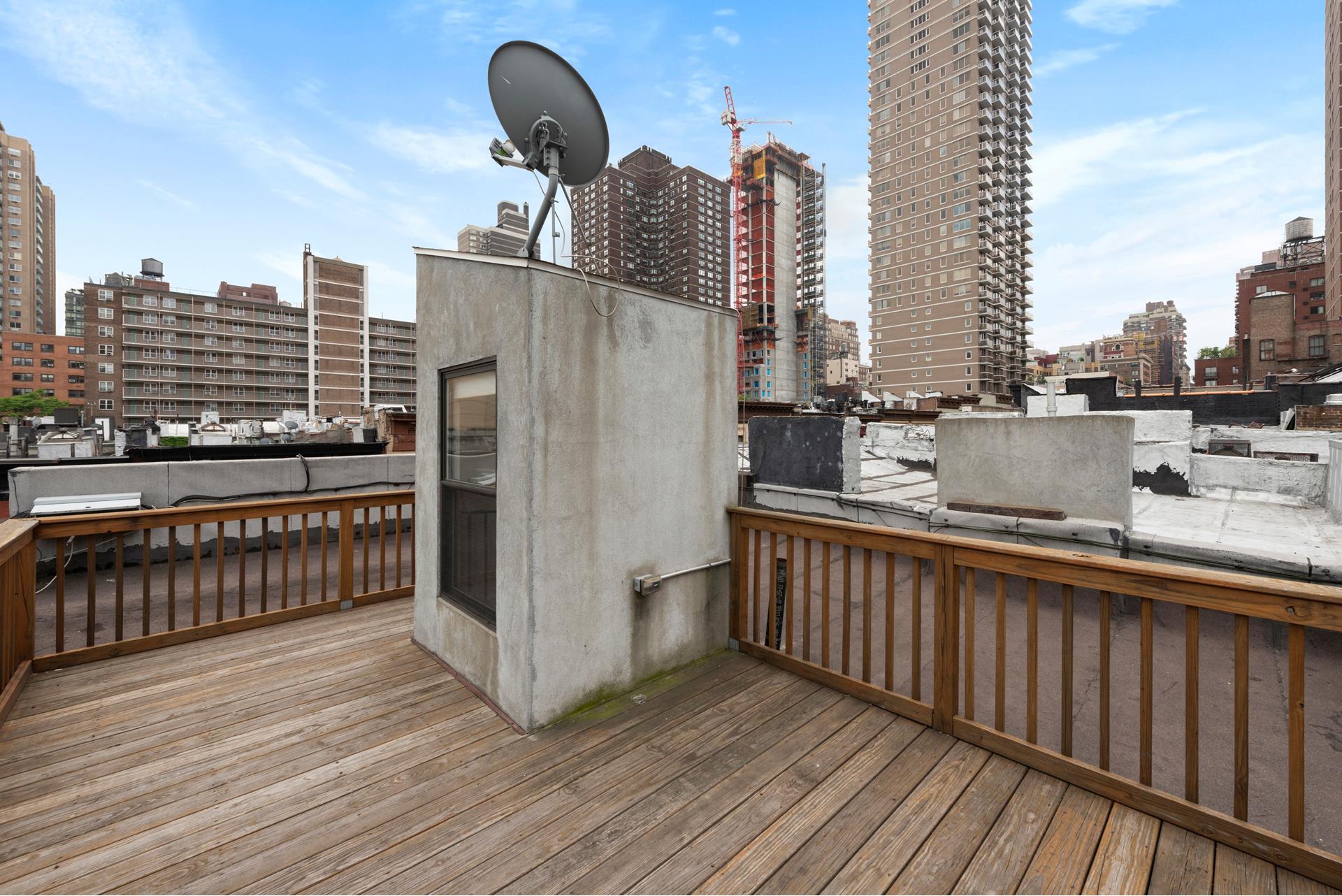 227 East 89th Street 5A, Yorkville, Upper East Side, NYC - 2 Bedrooms  
2 Bathrooms  
4 Rooms - 