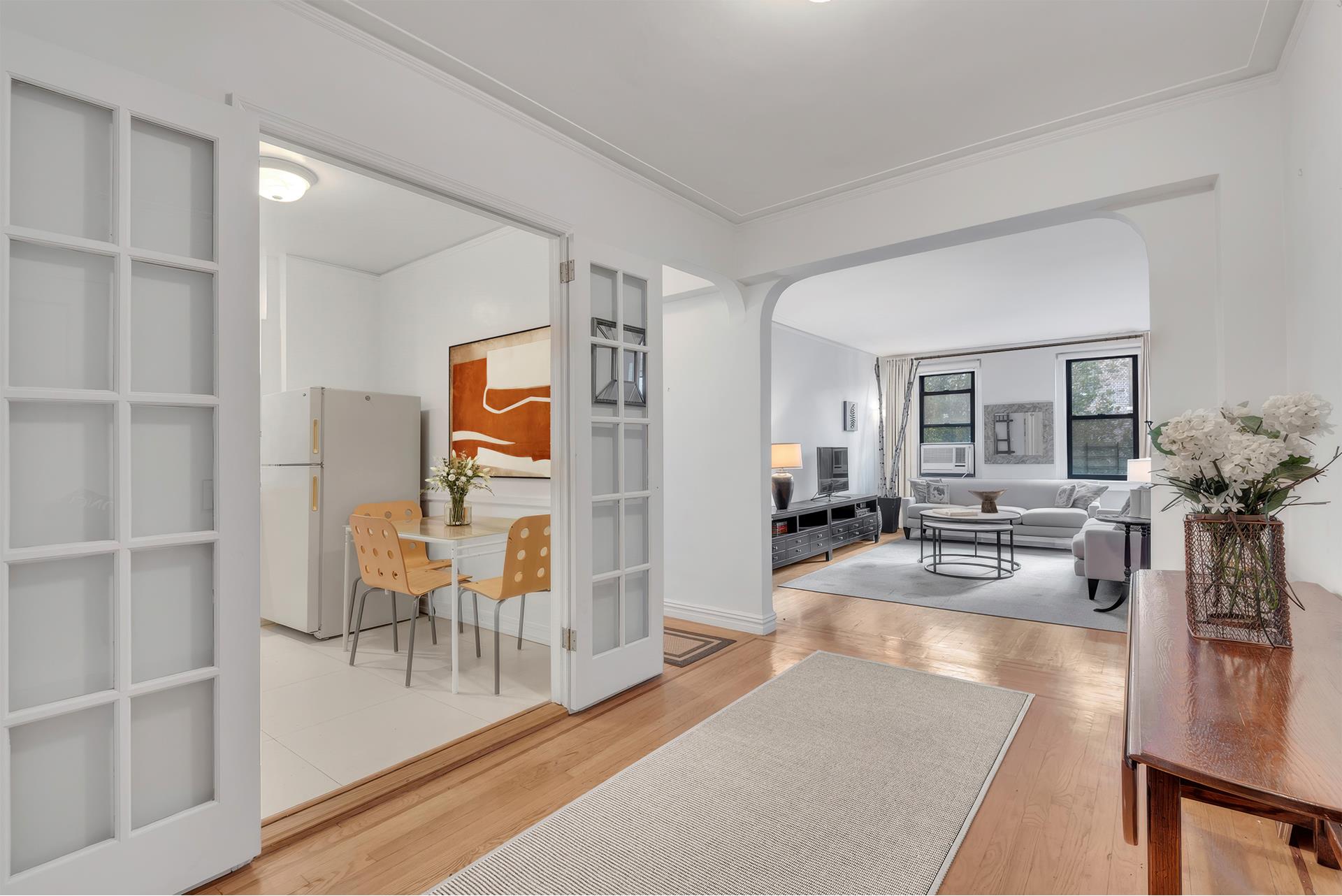 350 East 77th Street 4A, Lenox Hill, Upper East Side, NYC - 1 Bedrooms  
1 Bathrooms  
5 Rooms - 