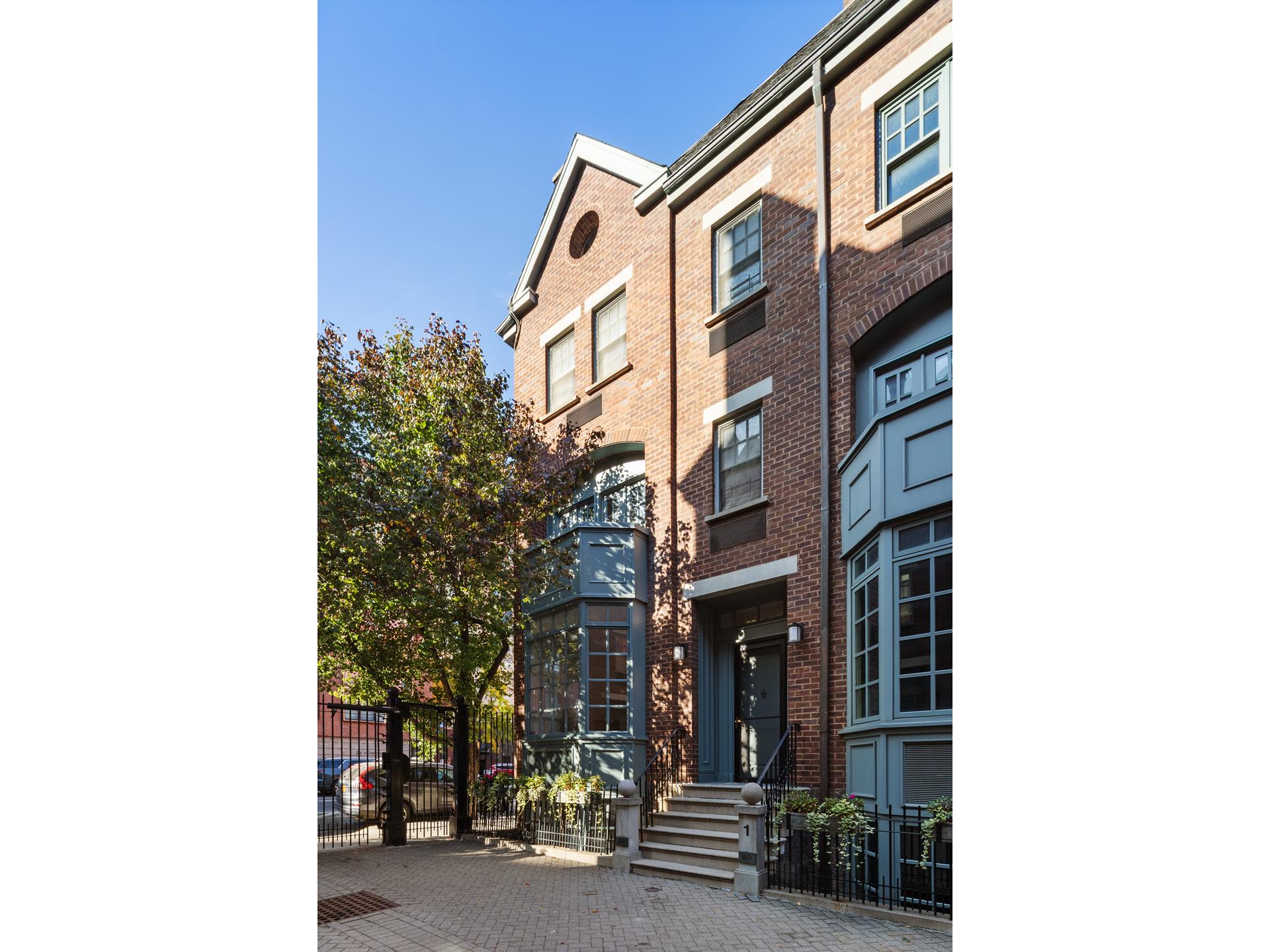 687 Greenwich Street, West Village, Downtown, NYC - 3 Bedrooms  
2.5 Bathrooms  
5 Rooms - 