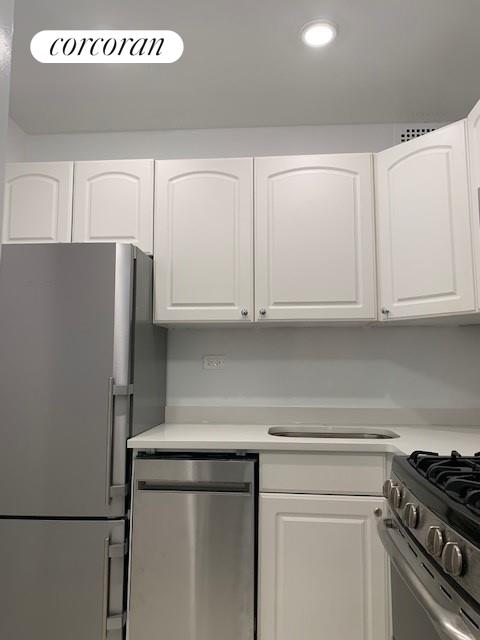 301 East 66th Street 2A, Lenox Hill, Upper East Side, NYC - 1 Bathrooms  
2 Rooms - 