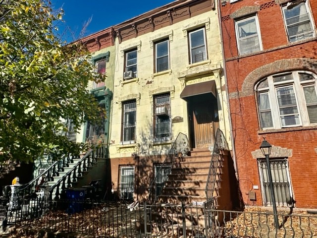 571 Macon Street, Central Brooklyn, Brooklyn, New York - 5 Bedrooms  
3 Bathrooms  
11 Rooms - 