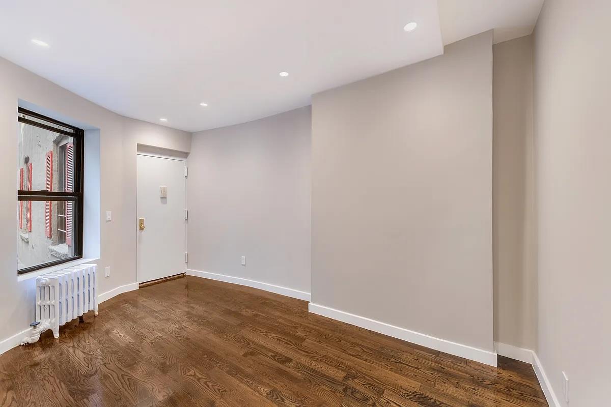 504 East 12th Street 4A, East Village, Downtown, NYC - 2 Bedrooms  
1 Bathrooms  
4 Rooms - 