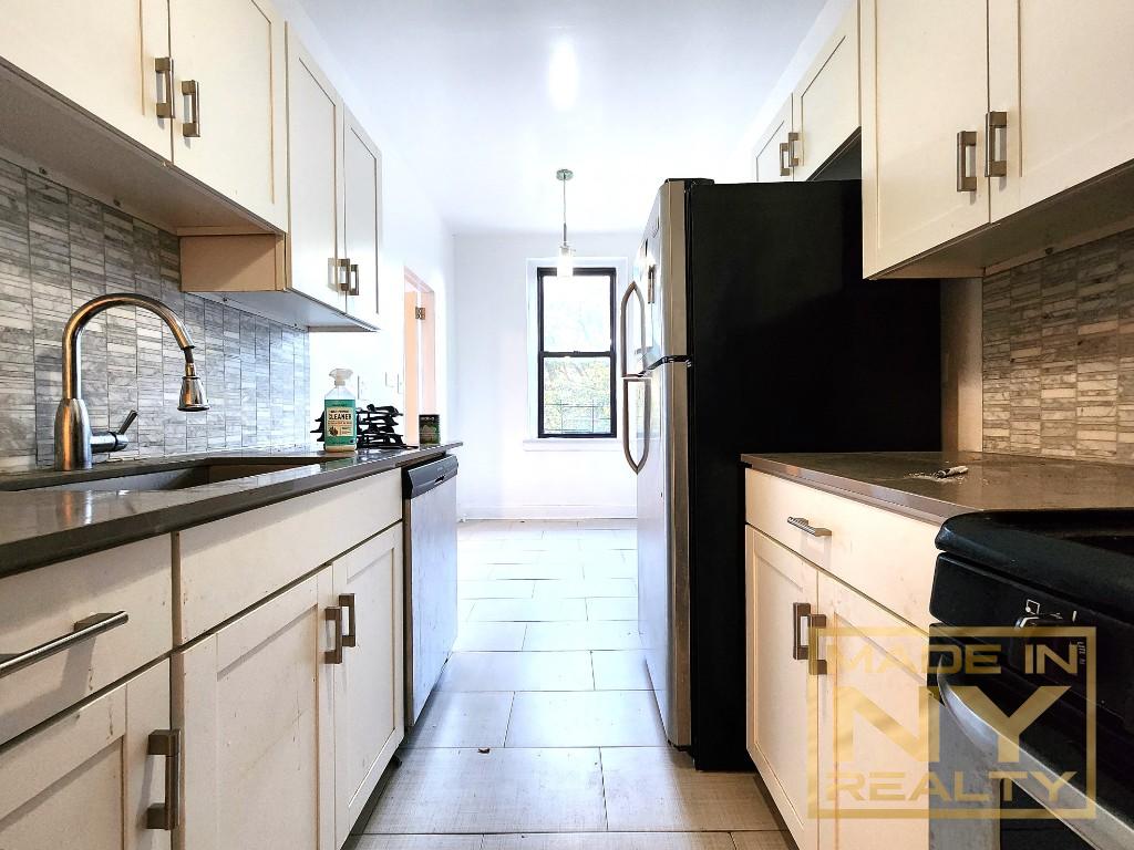 25-74 33rd St 2D, Astoria, Queens, New York - 2 Bedrooms  
1 Bathrooms  
4 Rooms - 