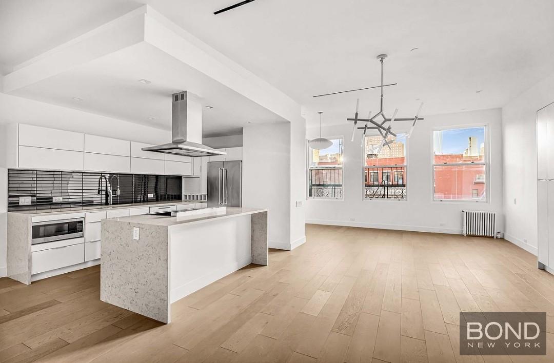 151 Spring Street 6, Soho, Downtown, NYC - 2 Bedrooms  
2.5 Bathrooms  
5 Rooms - 