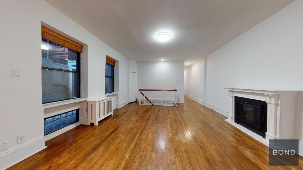 14 West 69th Street 3, Upper West Side, Upper West Side, NYC - 2 Bedrooms  
1.5 Bathrooms  
4 Rooms - 