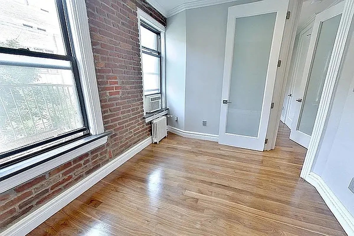 410 East 13th Street 3B, East Village, Downtown, NYC - 2 Bedrooms  
1 Bathrooms  
4 Rooms - 