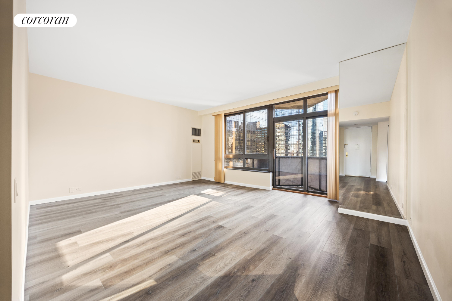 100 United Nations Plaza 25D, Turtle Bay, Midtown East, NYC - 1 Bedrooms  
1 Bathrooms  
3 Rooms - 