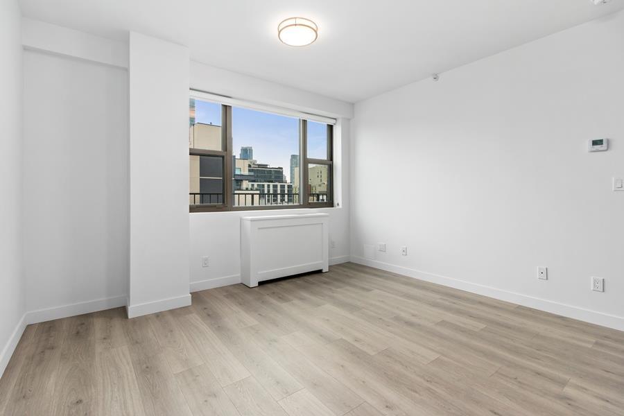 31-07 38th Avenue 32, Long Island City, Queens, New York - 2 Bedrooms  
1 Bathrooms  
4 Rooms - 