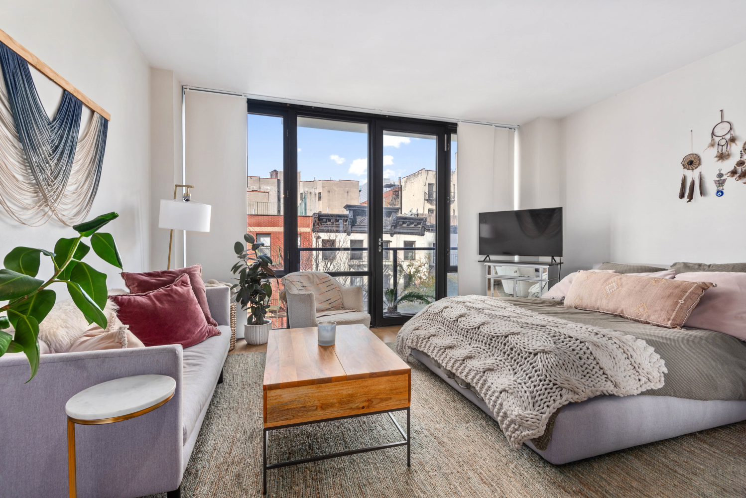 215 Ave B 4C, East Village, Downtown, NYC - 1 Bathrooms  
2 Rooms - 