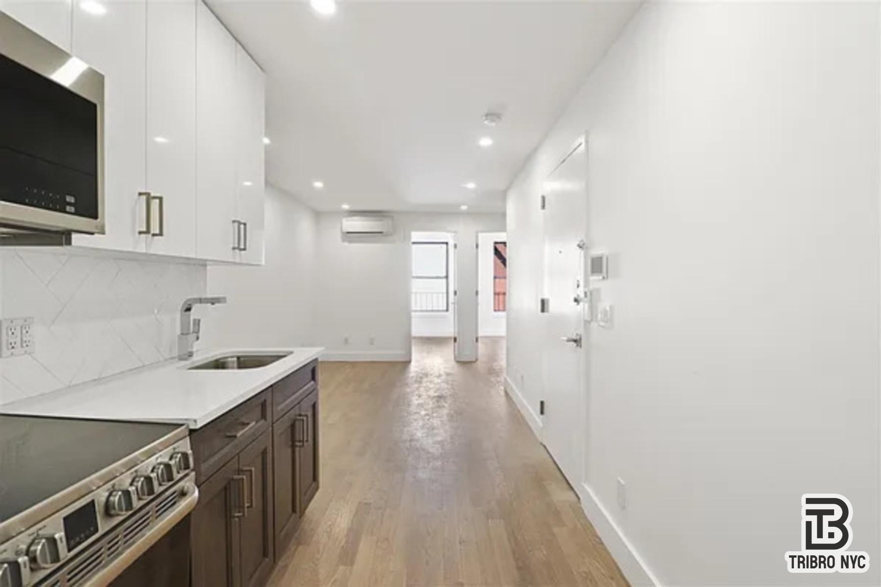 104 Graham Avenue 2F, Williamsburg, Brooklyn, New York - 3 Bedrooms  
2 Bathrooms  
5 Rooms - 