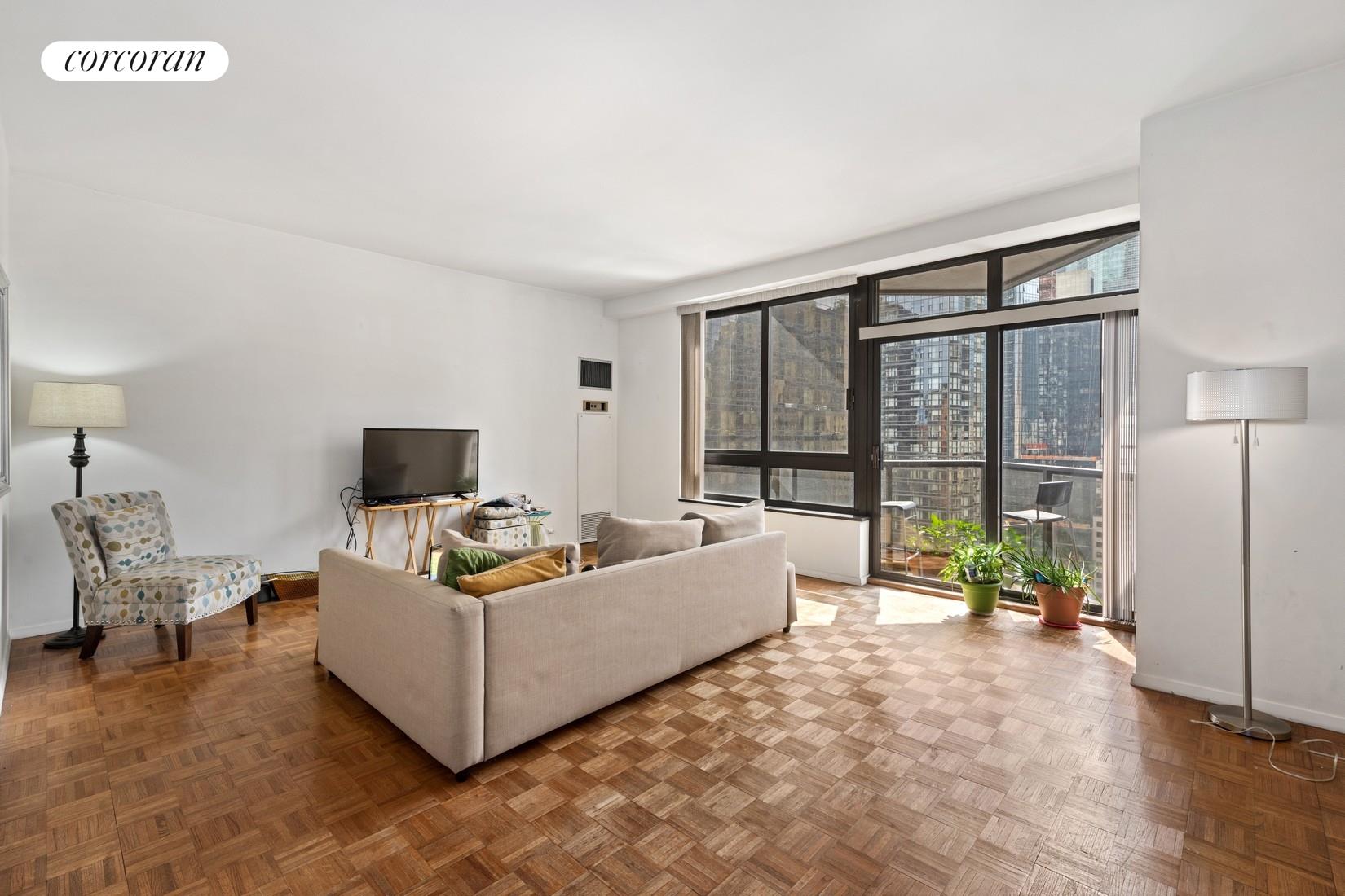 100 United Nations Plaza 20D, Turtle Bay, Midtown East, NYC - 1 Bedrooms  
1 Bathrooms  
3 Rooms - 