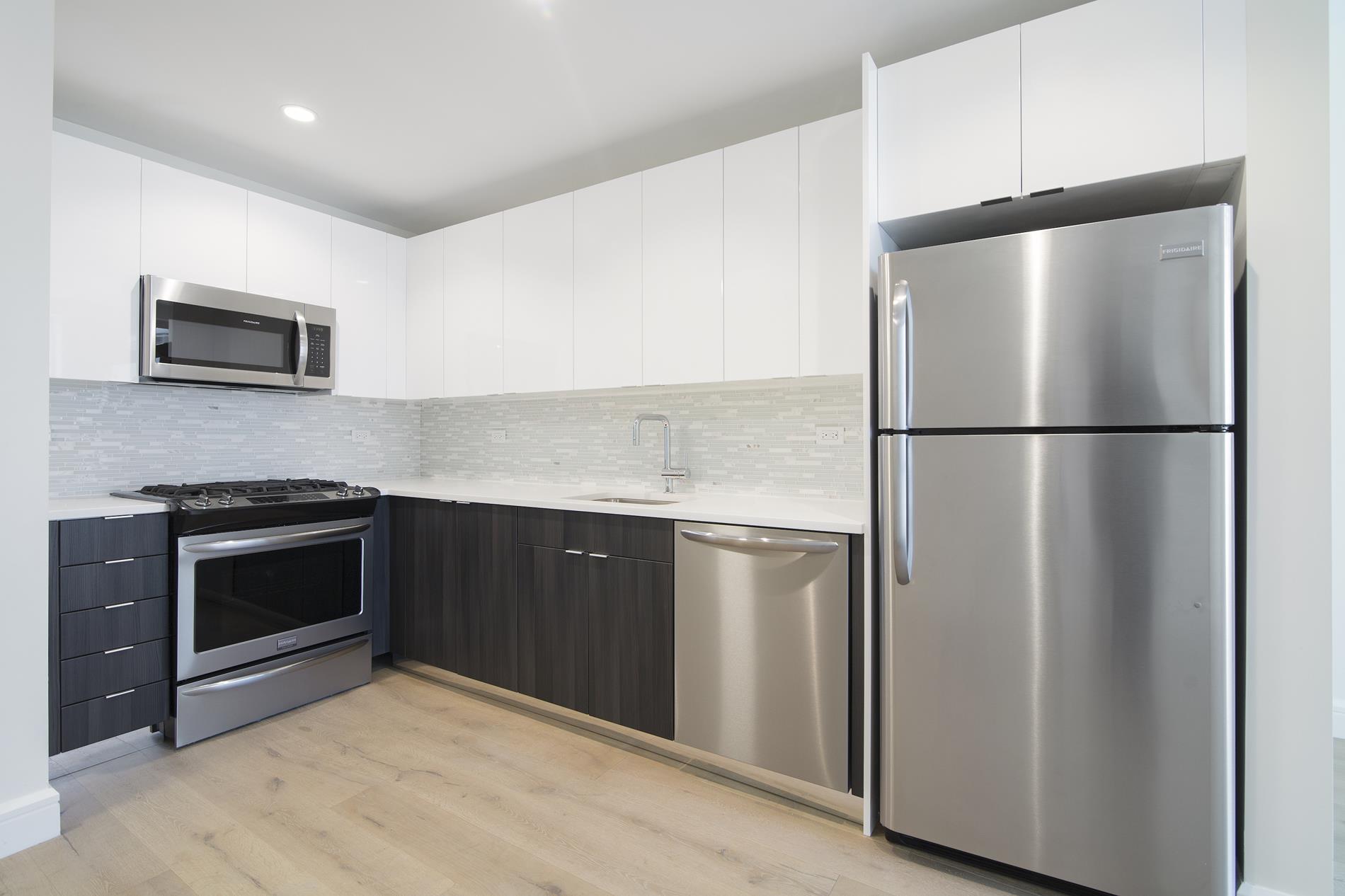 25-21 43rd Avenue 305, Long Island City, Queens, New York - 1 Bedrooms  
1 Bathrooms  
3 Rooms - 