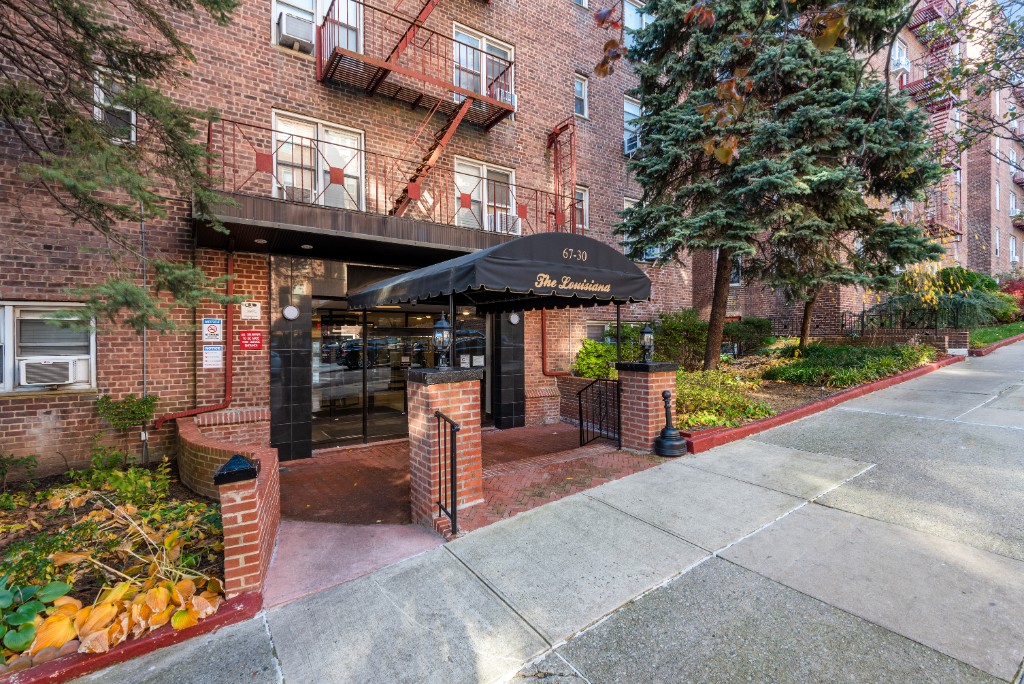 67-30 Clyde Street 7A, Forest Hills, Queens, New York - 2 Bedrooms  
1 Bathrooms  
4 Rooms - 