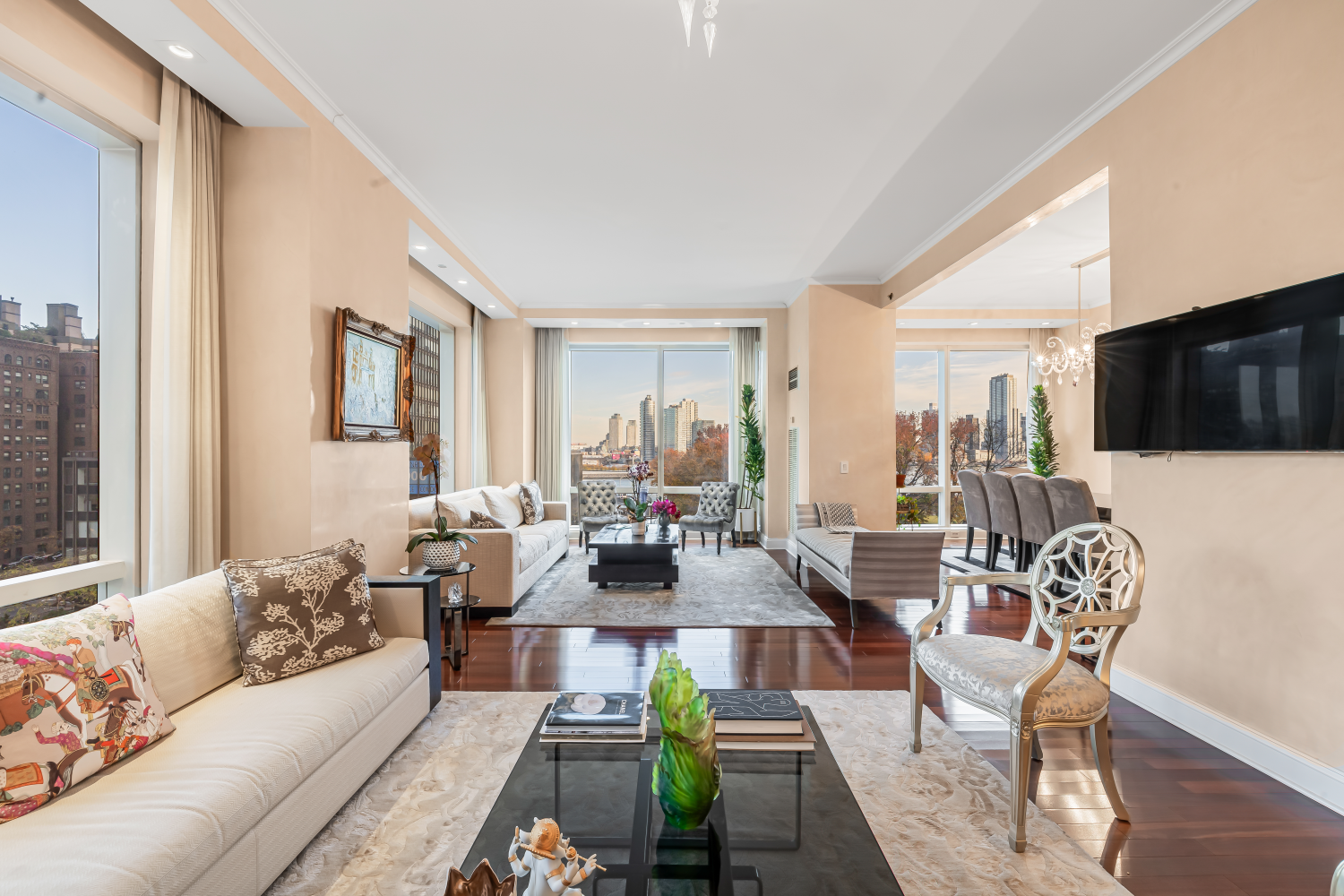 845 United Nations Plaza 8Ah, Turtle Bay, Midtown East, NYC - 5 Bedrooms  
5.5 Bathrooms  
12 Rooms - 