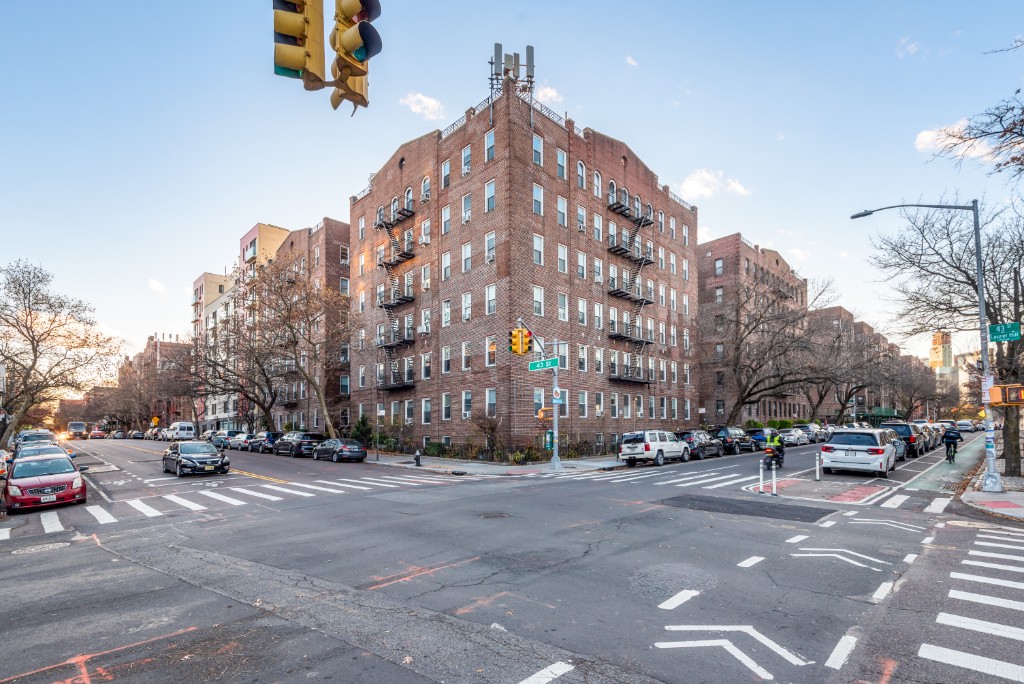 Photo 1 of 41-08 43rd Street 5F, Sunnyside Gardens, New York, $460,000, Web #: 1097407619