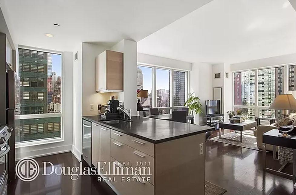 350 West 42nd Street 24K, Hells Kitchen, Midtown West, NYC - 1 Bedrooms  
1 Bathrooms  
3 Rooms - 