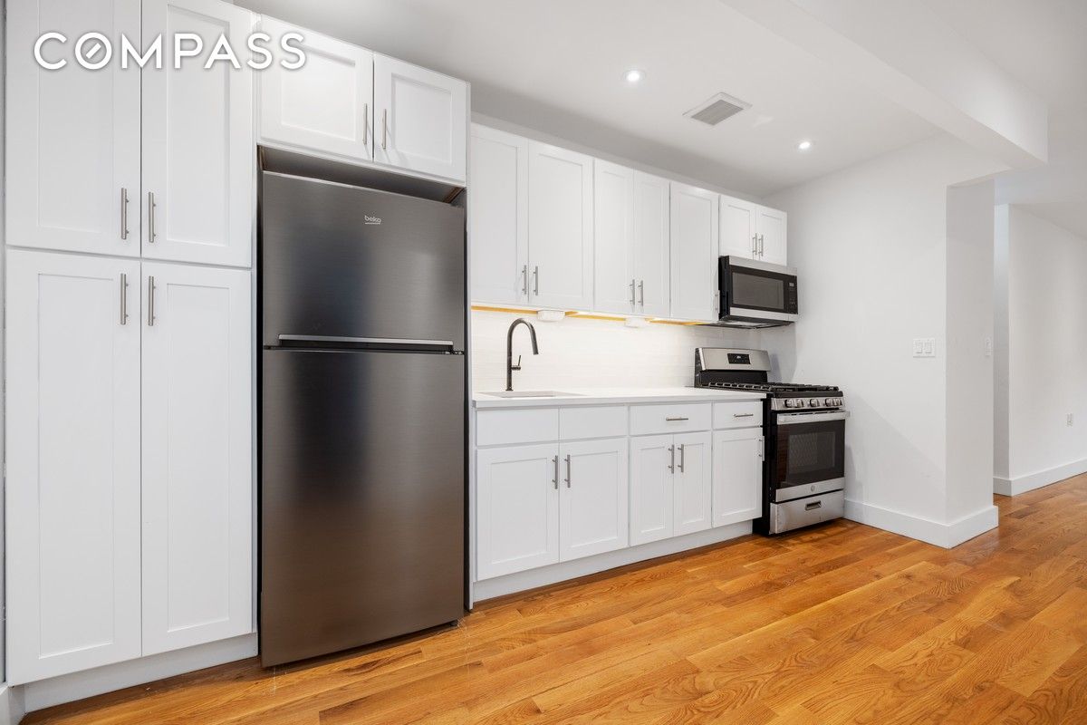 369 Kosciuszko Street 2, Bedford-Stuyvesant, Brooklyn, New York - 3 Bedrooms  
2 Bathrooms  
5 Rooms - 