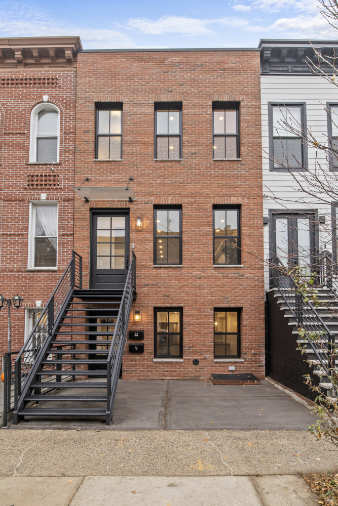 689 Mac Donough Street, Stuyvesant Heights, Downtown, NYC - 4 Bedrooms  
4.5 Bathrooms  
8 Rooms - 