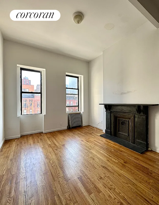 1577 York Avenue 5C, Yorkville, Upper East Side, NYC - 3 Bedrooms  
1.5 Bathrooms  
5 Rooms - 