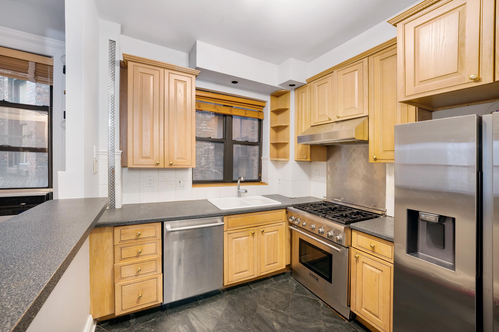 243 West 98th Street 5A, Upper West Side, Upper West Side, NYC - 3 Bedrooms  
2.5 Bathrooms  
7 Rooms - 