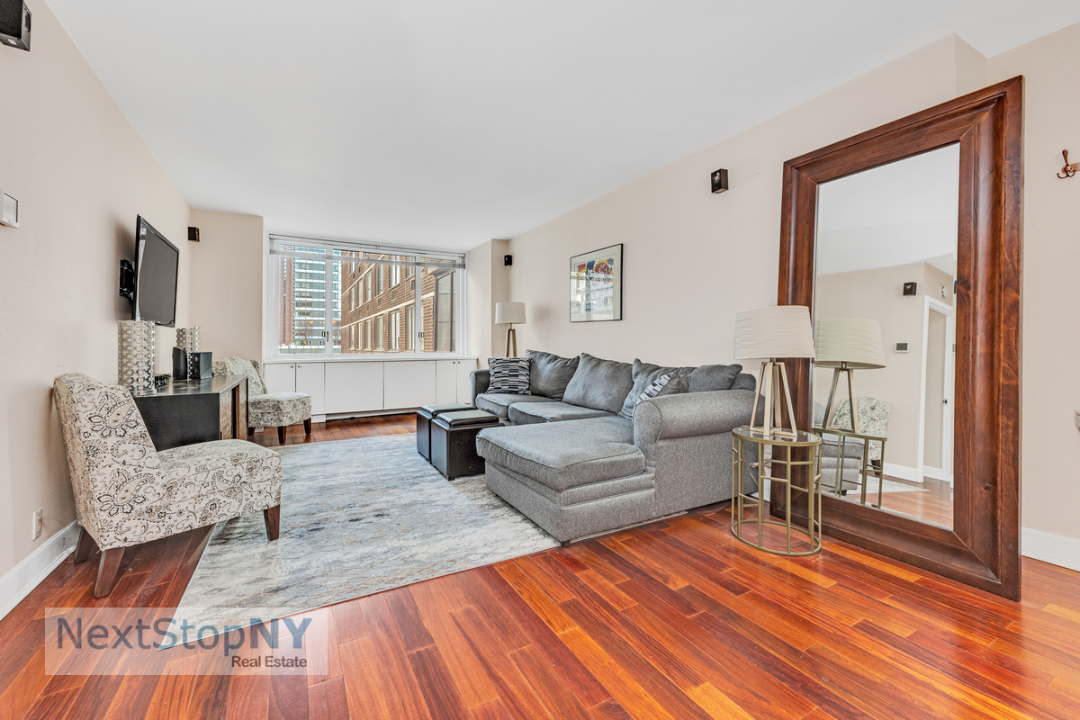 245 East 54th Street 10S, Sutton Place, Midtown East, NYC - 1 Bedrooms  
1 Bathrooms  
3 Rooms - 