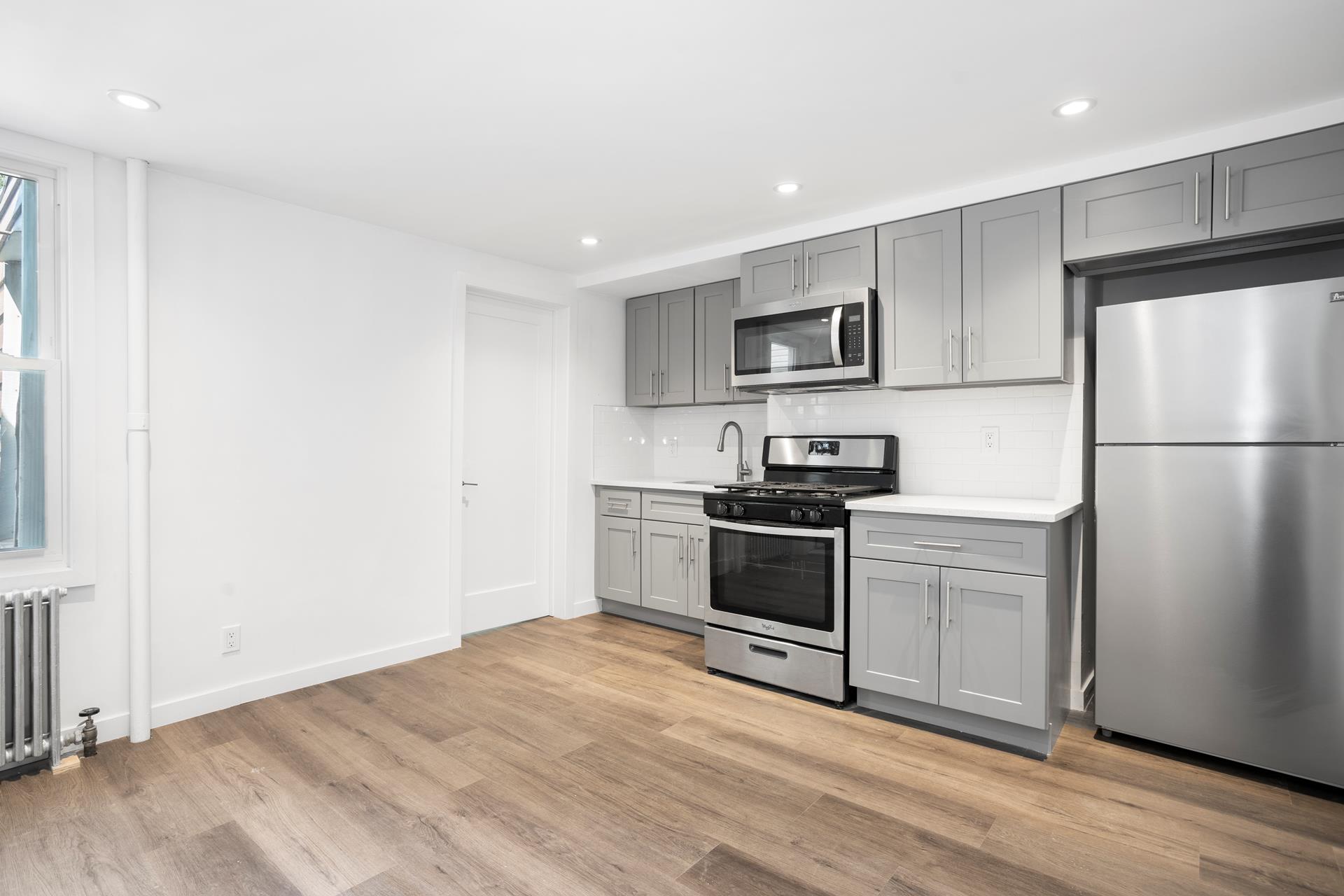 69 Devoe Street 1, Williamsburg North, Bronx, New York - 2 Bedrooms  
1 Bathrooms  
3 Rooms - 