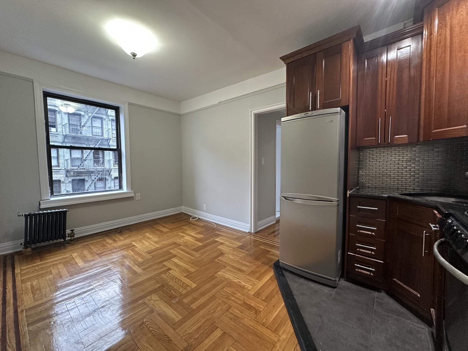 414 West 44th Street 3C, Hells Kitchen, Midtown West, NYC - 1 Bedrooms  
1 Bathrooms  
3 Rooms - 