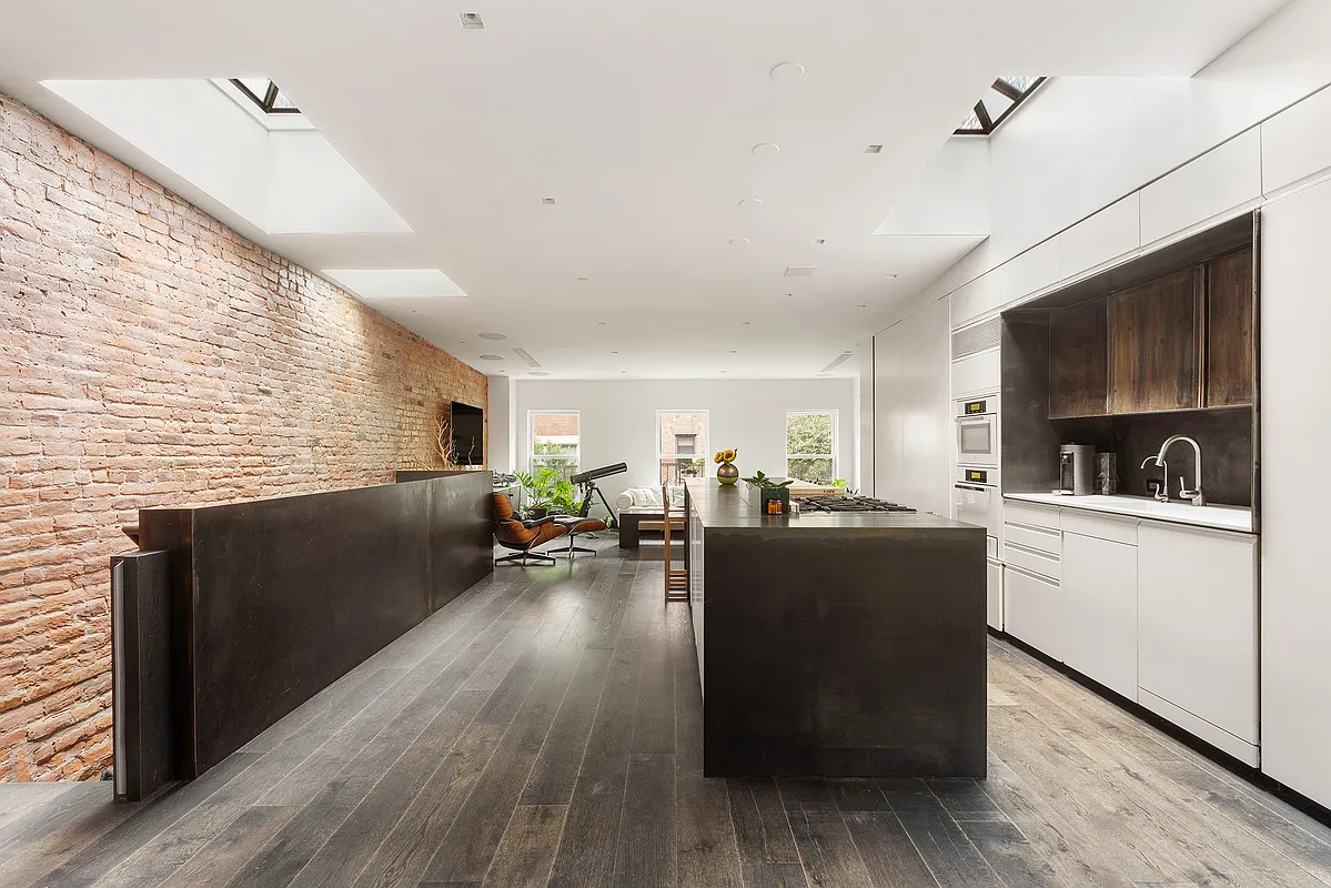 410 East 9th Street 2, East Village, Downtown, NYC - 2 Bedrooms  
3.5 Bathrooms  
6 Rooms - 