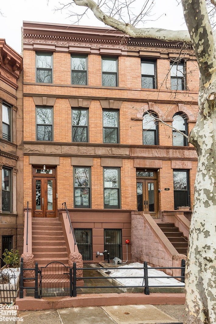 317 Decatur Street is a mint condition townhouse in Bed-Stuy featuring 4 bedrooms, 4 bathrooms, a garden and a roof deck.