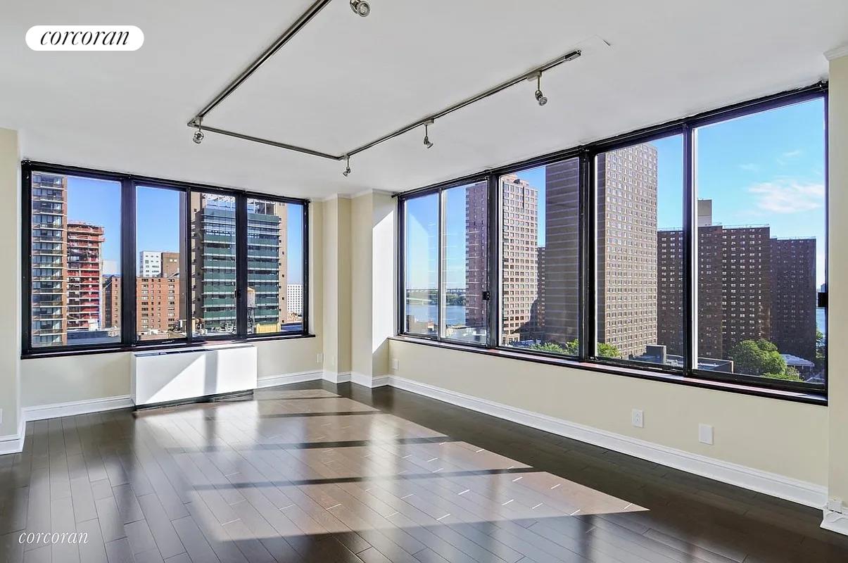 300 East 93rd Street 21A, Yorkville, Upper East Side, NYC - 1 Bedrooms  
1.5 Bathrooms  
3 Rooms - 