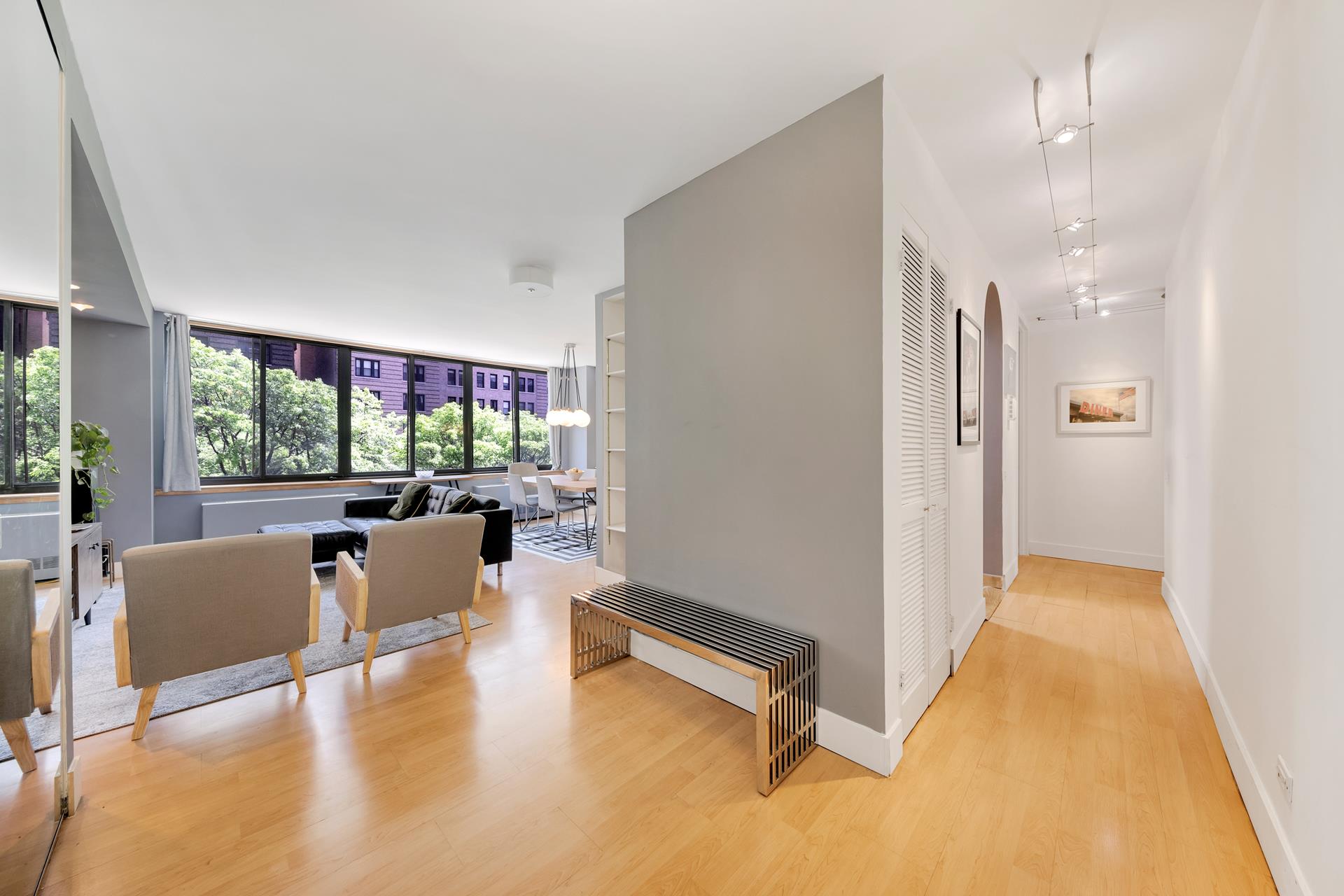 250 West 89th Street 3M, Upper West Side, Upper West Side, NYC - 3 Bedrooms  
2 Bathrooms  
5 Rooms - 