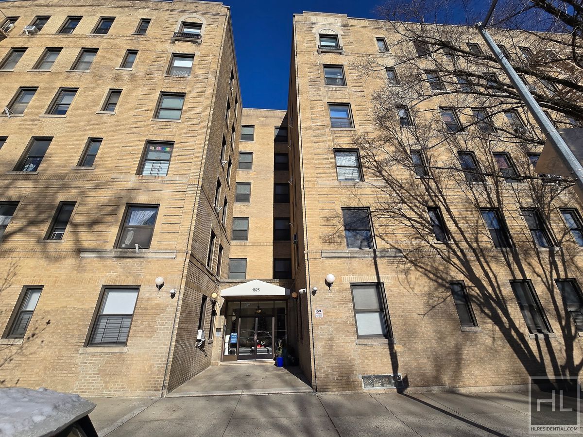 Riverside Drive 2E, Inwood, Upper Manhattan, NYC - 3 Bedrooms  
1 Bathrooms  
6 Rooms - 