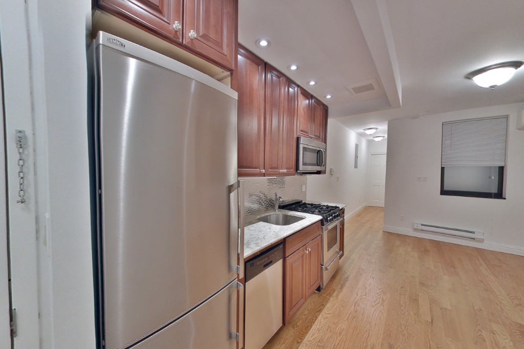 Photo 1 of 749 9th Avenue 402, Midtown West, NYC, $4,050, Web #: 1100875169