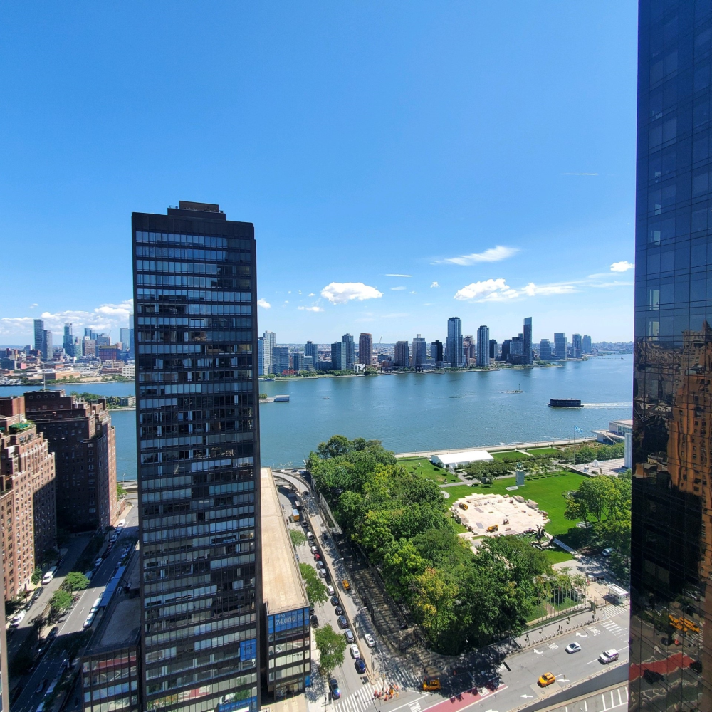 100 United Nations Plaza 32A, Turtle Bay, Midtown East, NYC - 2 Bedrooms  
2.5 Bathrooms  
6 Rooms - 