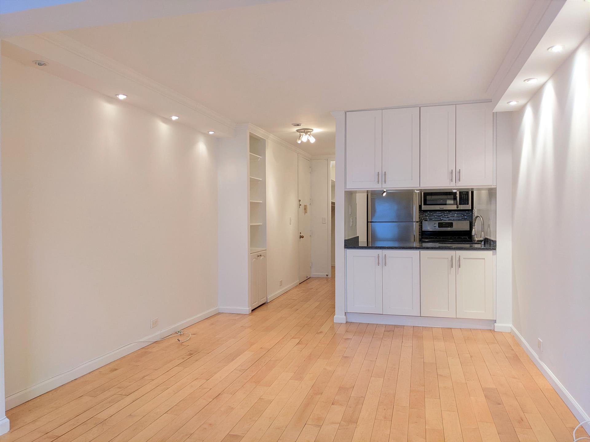 350 West 50th Street 4H, Hells Kitchen, Midtown West, NYC - 1 Bathrooms  
2 Rooms - 