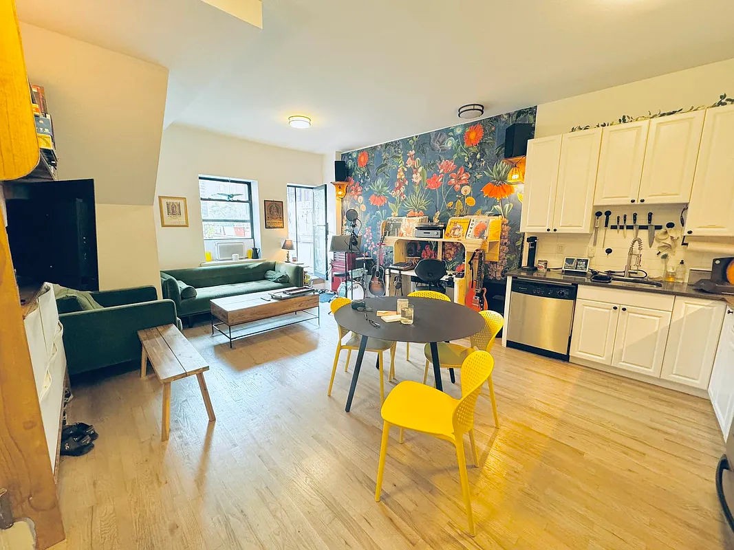 218 Atlantic Avenue 1, Cobble Hill, Brooklyn, New York - 2 Bedrooms  
1.5 Bathrooms  
4 Rooms - 