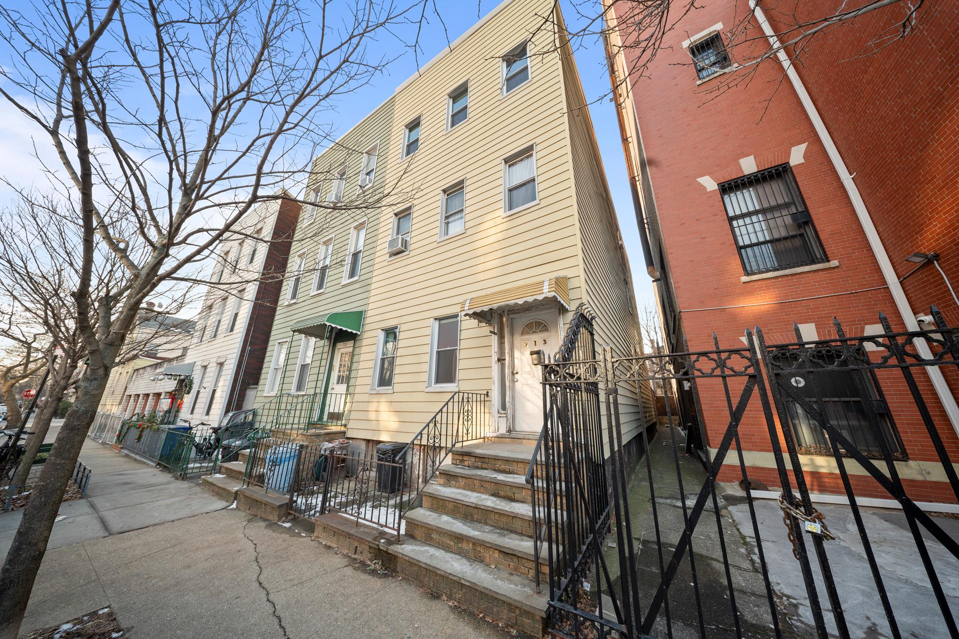 713 Leonard Street Main, Greenpoint, Brooklyn, New York - 8 Bedrooms  
4.5 Bathrooms  
10 Rooms - 