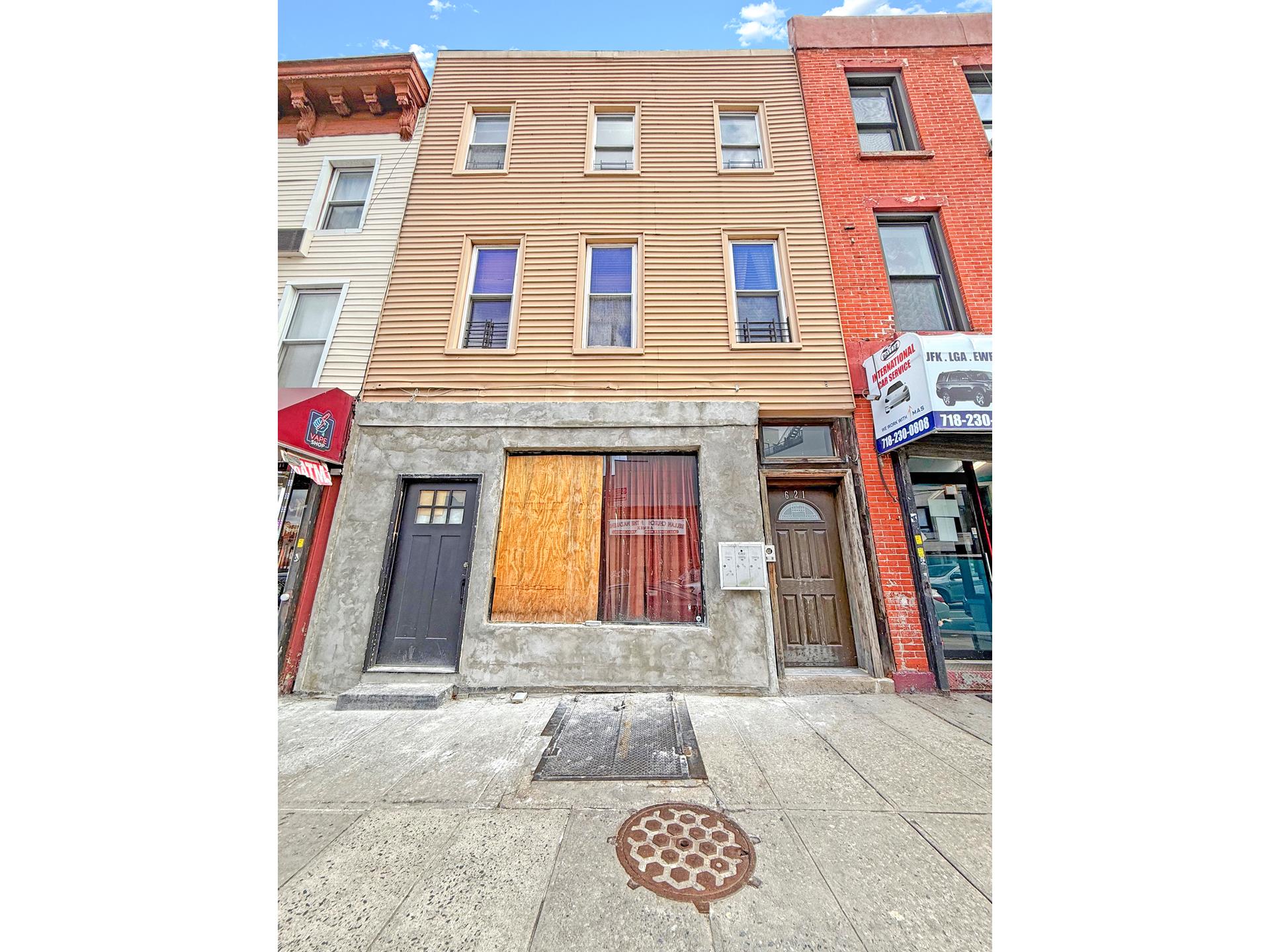 621 Washington Avenue Mixed Use, Crown Heights, Brooklyn, New York - 6 Bedrooms  
2.5 Bathrooms  
15 Rooms - 