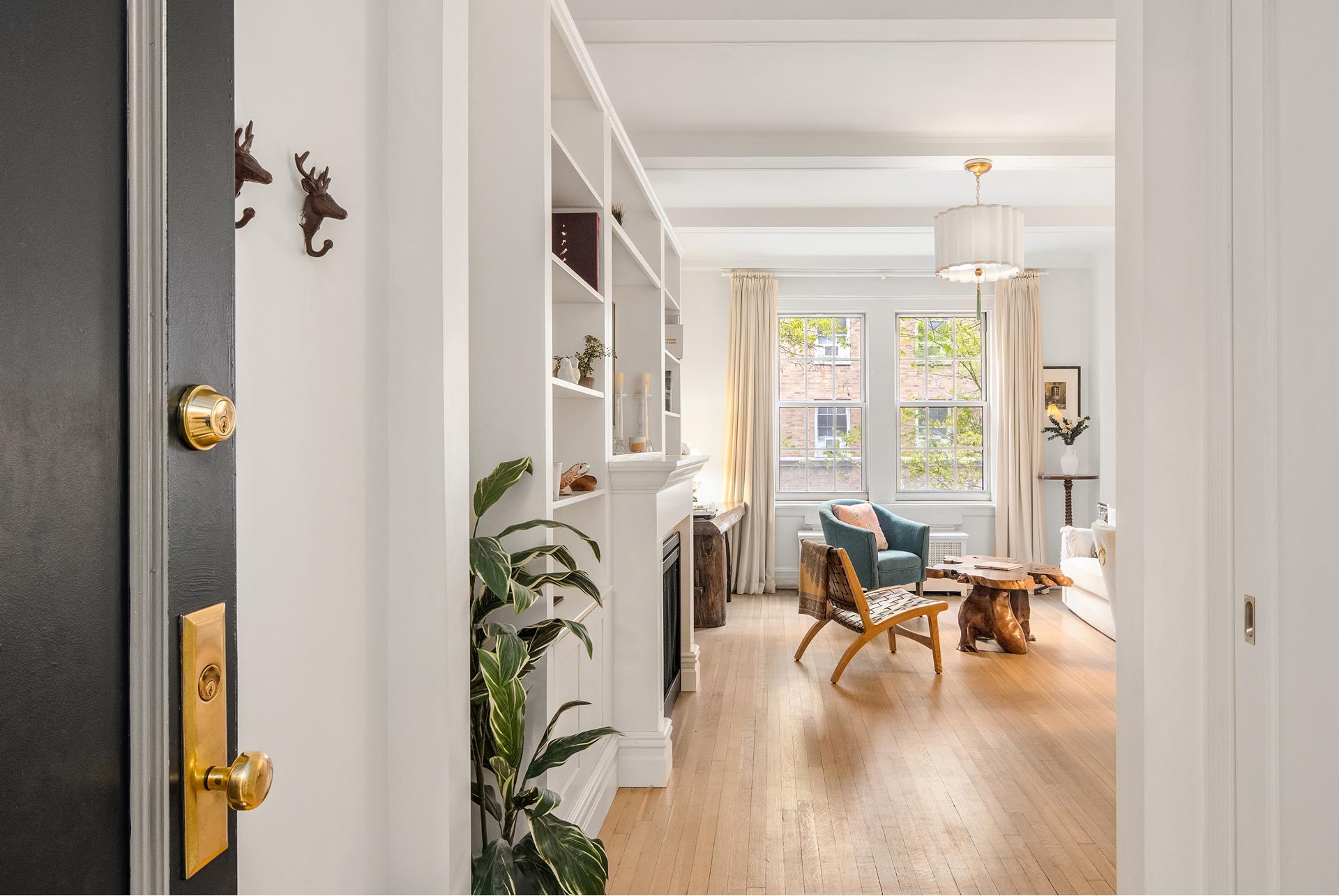 120 West 70th Street 3A, Lincoln Square, Upper West Side, NYC - 4 Bedrooms  
3 Bathrooms  
6 Rooms - 