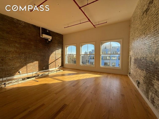 103 Broadway Ph, Williamsburg, Brooklyn, New York - 3 Bedrooms  
1 Bathrooms  
5 Rooms - 