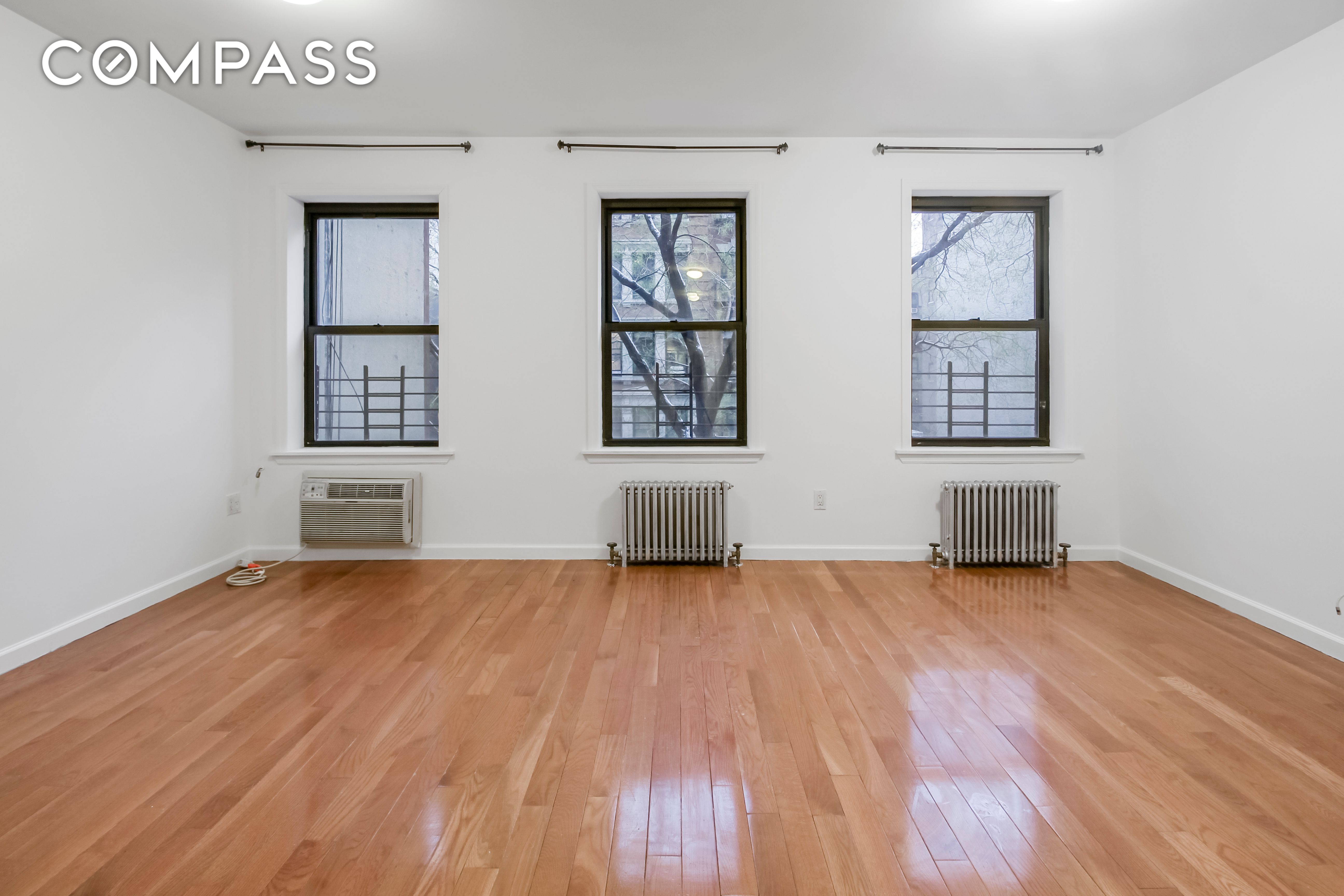 313 West 48th Street 3, Hell S Kitchen, Midtown West, NYC - 2 Bedrooms  
1 Bathrooms  
4 Rooms - 